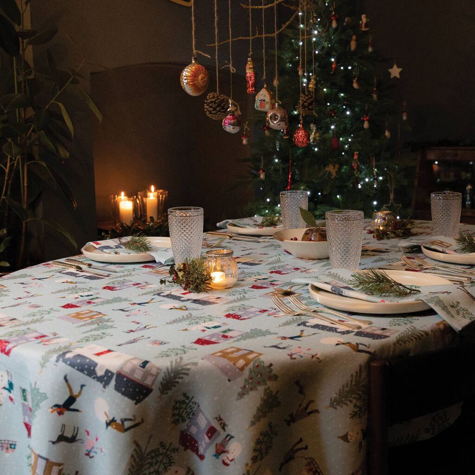 Luxury Designer Christmas Tablecloth Snowy Day