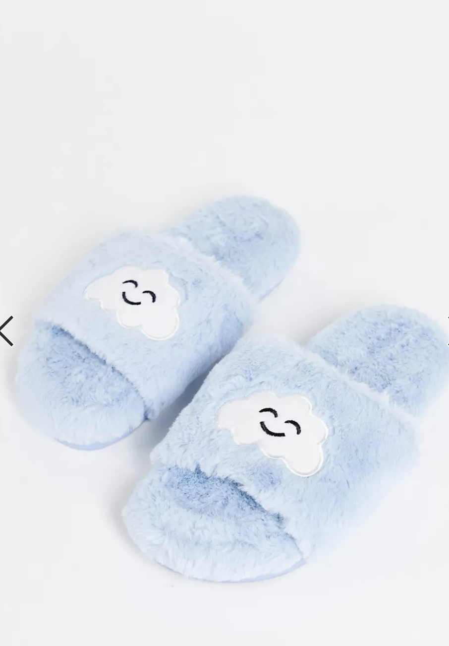 Cloud print slippers in blue