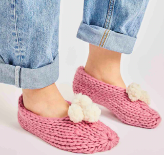Lola Pom slippers knitting set