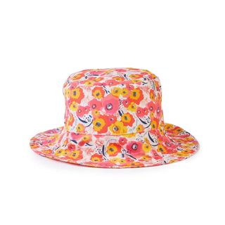 Emily en un sombrero de pescador floral inspirado en París