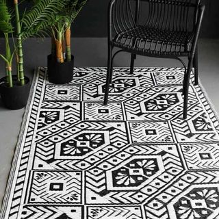 Outdoor garden rug with a diamond pattern