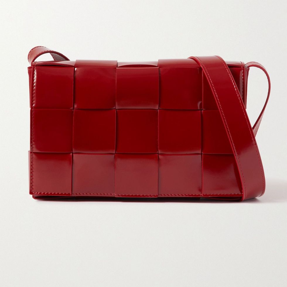 過年開運、招財「紅色精品包」推薦：Bottega Veneta Cassette編織設計皮革肩背包