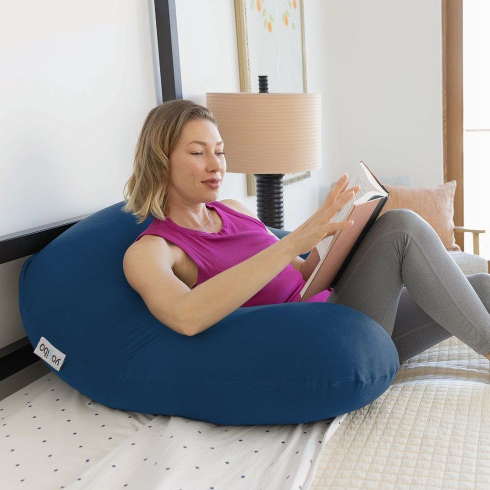 https://hips.hearstapps.com/vader-prod.s3.amazonaws.com/1643217044-best-pillows-for-sitting-up-in-bed-yogibo-support-1643217014.jpg?crop=1xw:1xh;center,top&resize=980:*