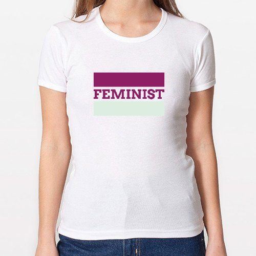 Camiseta con la palabra ‘Feminist’