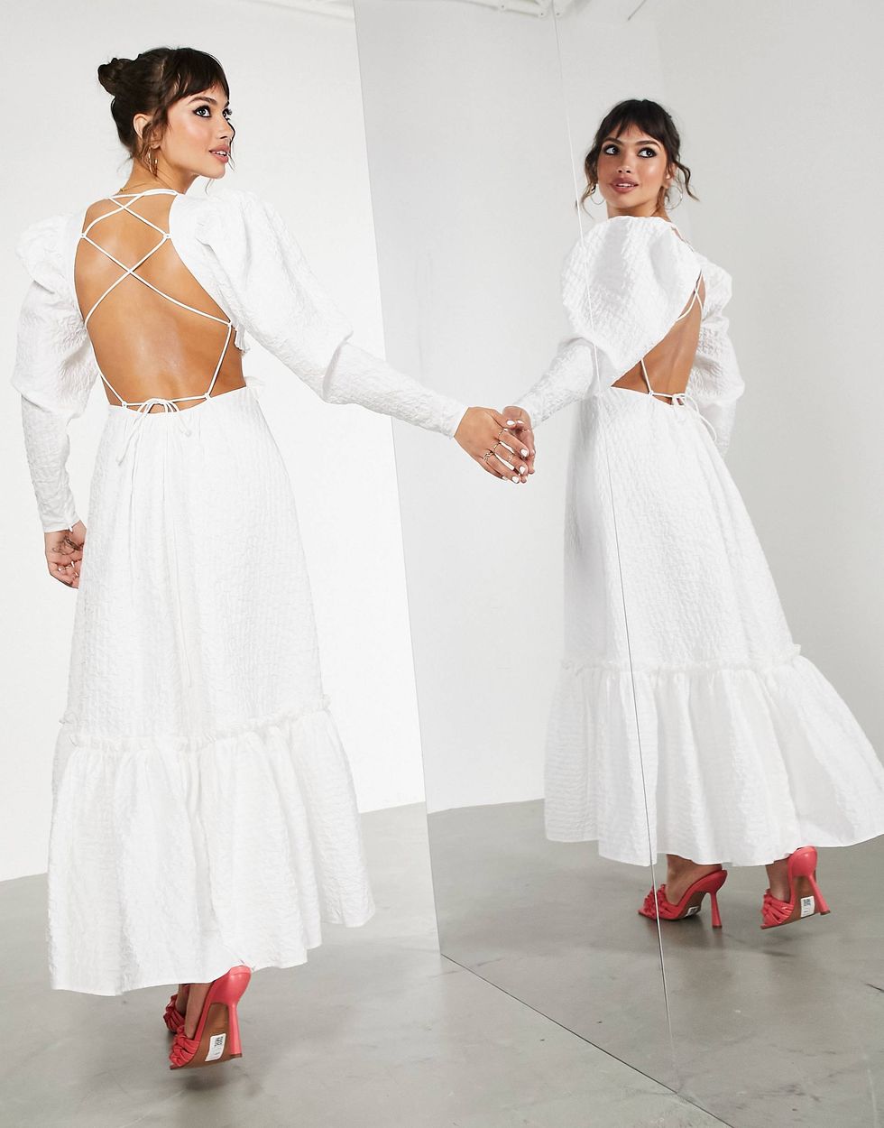 Vestido midi blanco escotado con diseño de tiras en la espalda de tejido texturizado de ASOS Edition