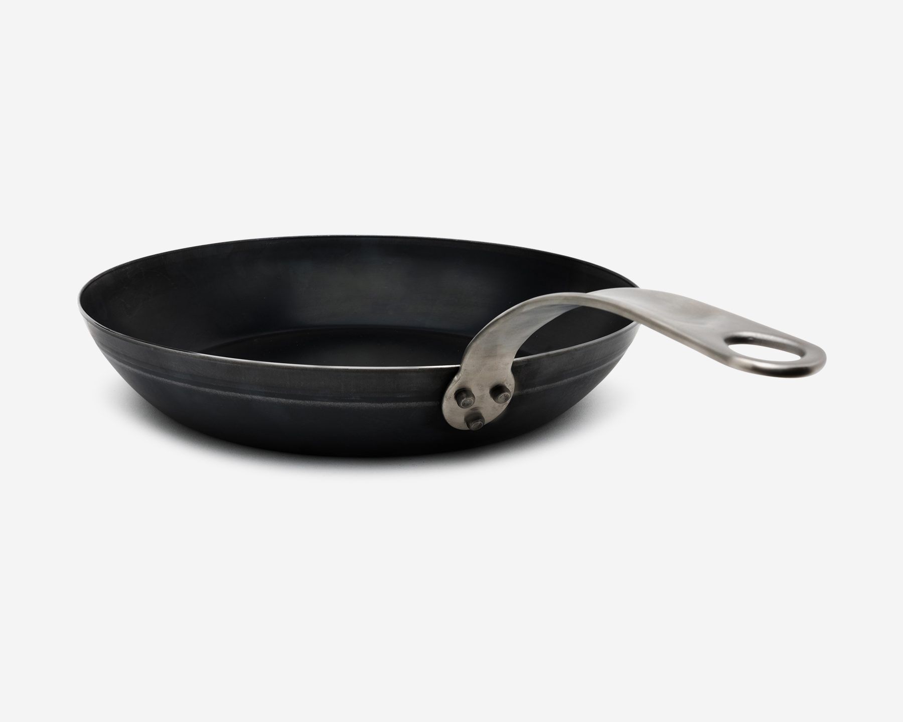 https://hips.hearstapps.com/vader-prod.s3.amazonaws.com/1646345455-made-in-carbon-steel-frying-pan-1595881135.jpg