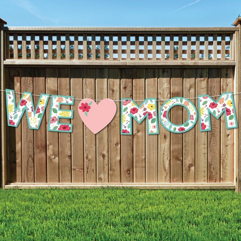 'We Love Mom' Banner