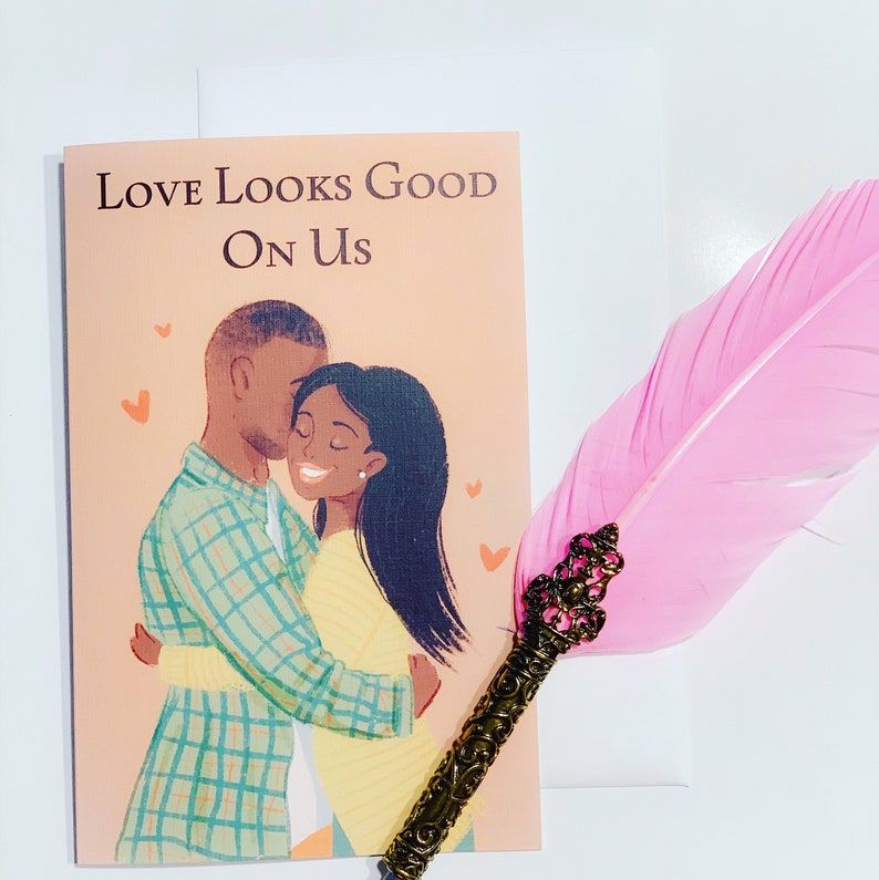 Cartão de saudação "Love Looks Good on Us"