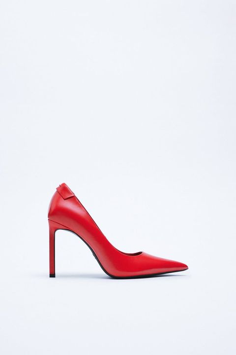 Dibuja una imagen idea Circunstancias imprevistas La Vecina Rubia tiene los zapatos rojos de tacón de Zara ideales