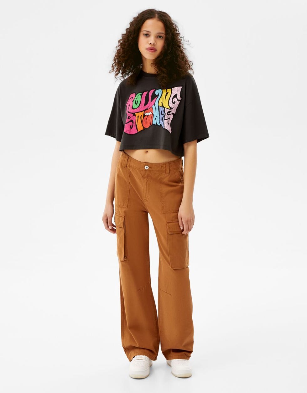 El pantalón naranja de Bershka para combinar con un crop top