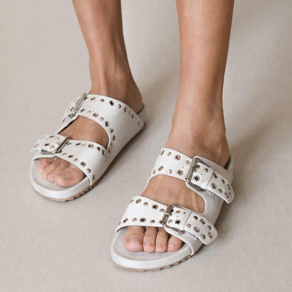 Sandalias blancas de tachuelas