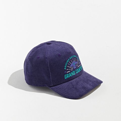 Hailey Bieber 30 Dolarlık Beyzbol Şapkası Giydi