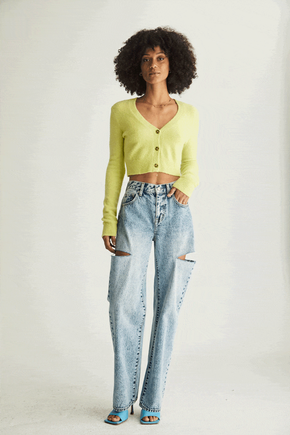 Outfit inspo for a city break  Tube top and jeans, Tube top outfits, Jeans  and sneakers outfit