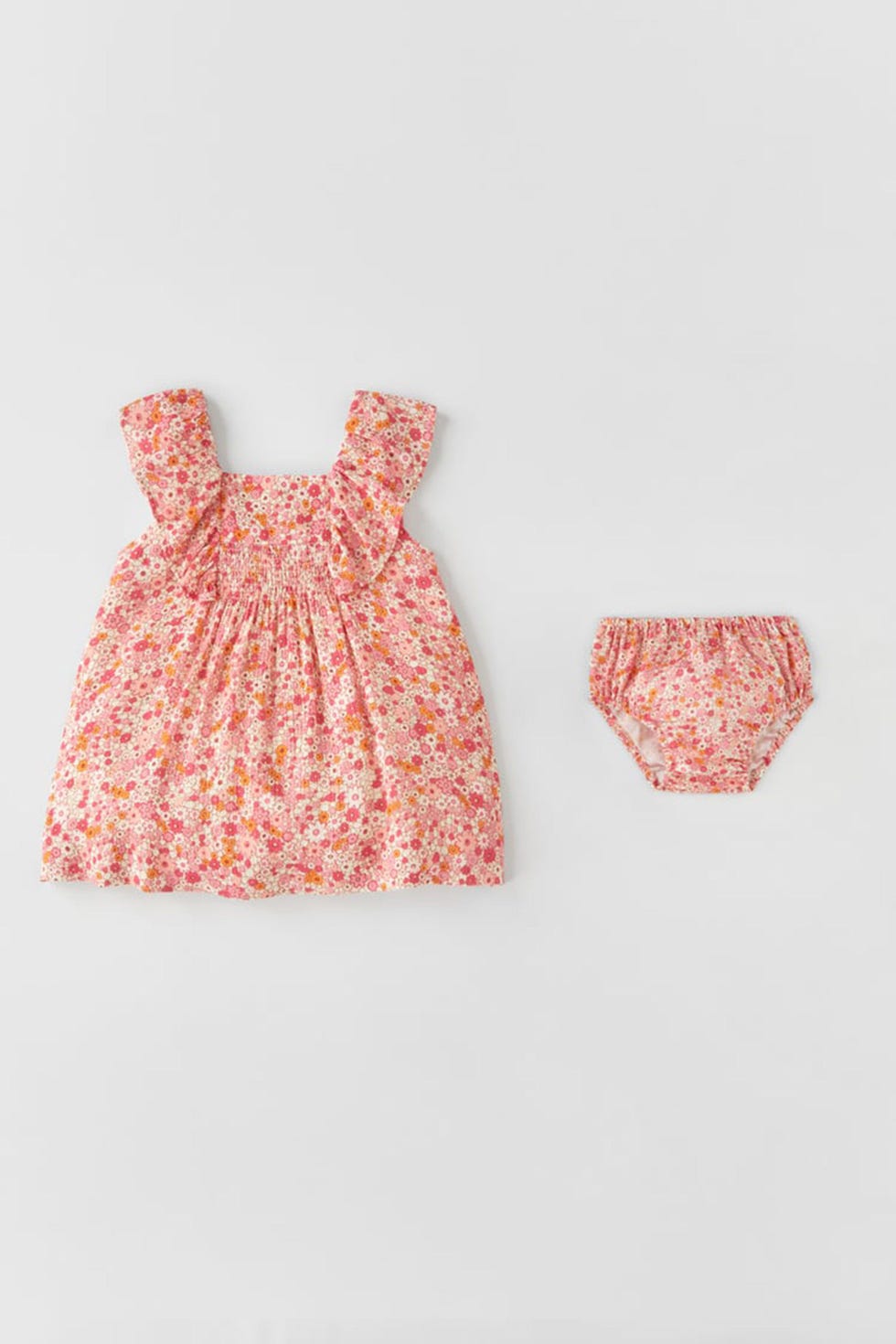 Vestido de flores con volantes y braguita