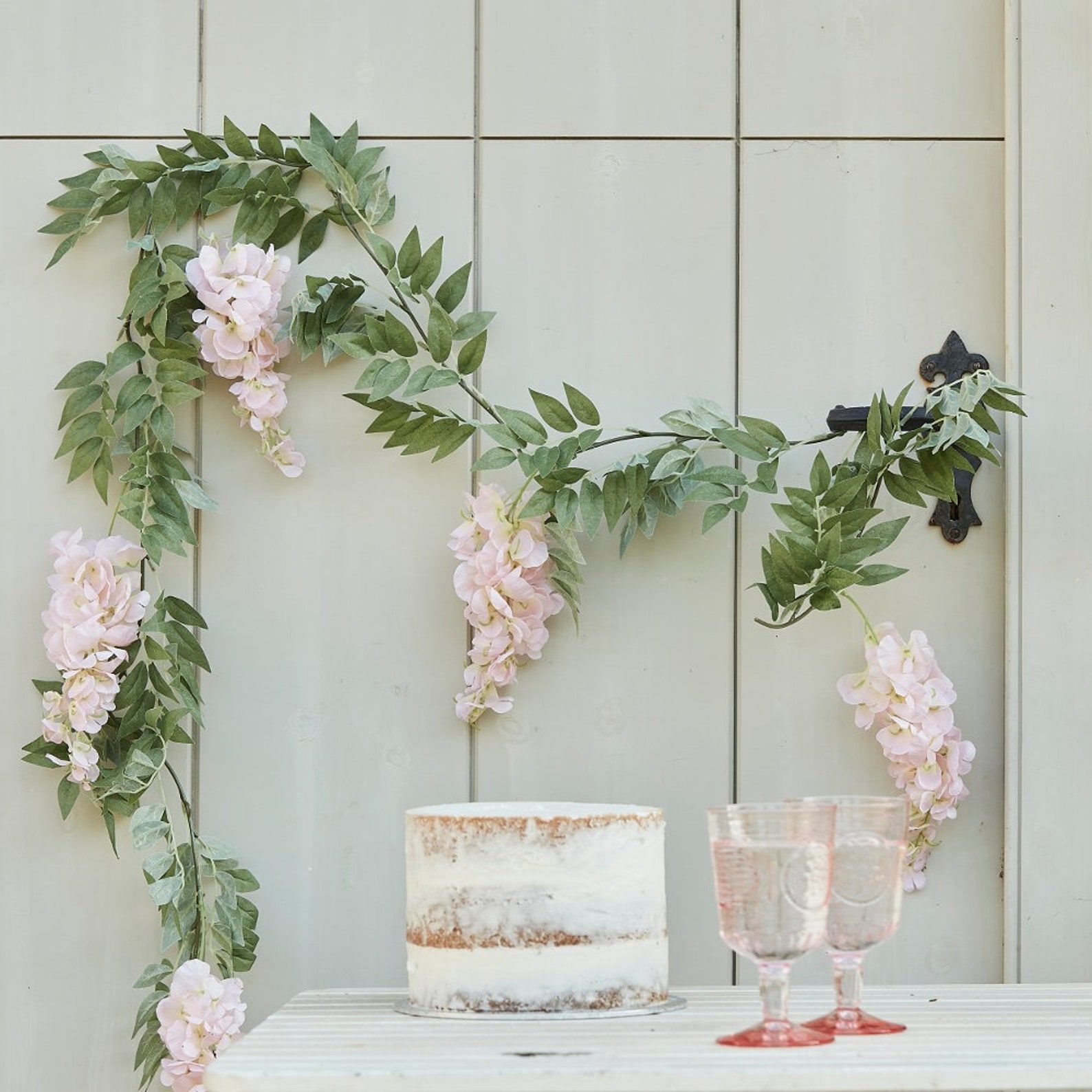 15 Guirnaldas de flores artificiales para decorar tu casa