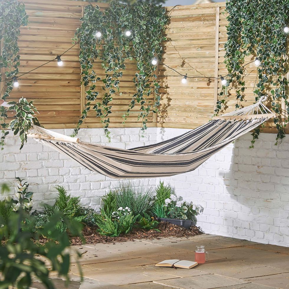 Nautical-inspired garden hammock