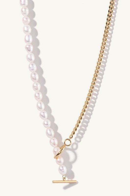 Pearl and chain necklace: festival outfits