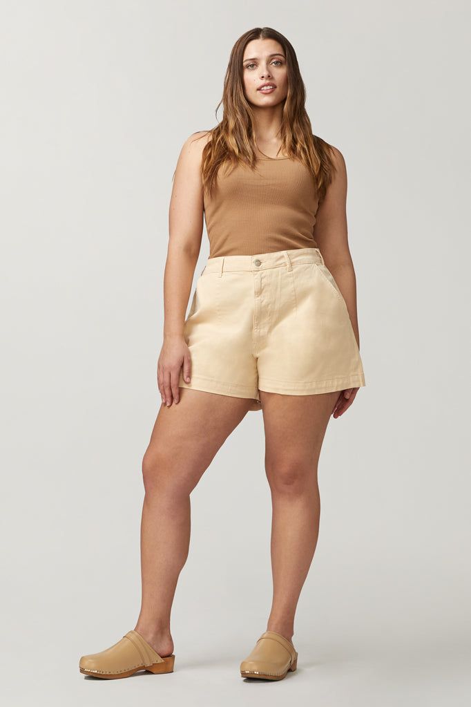 20 Ideas on How to Wear High Waisted Shorts for Plus Size Women