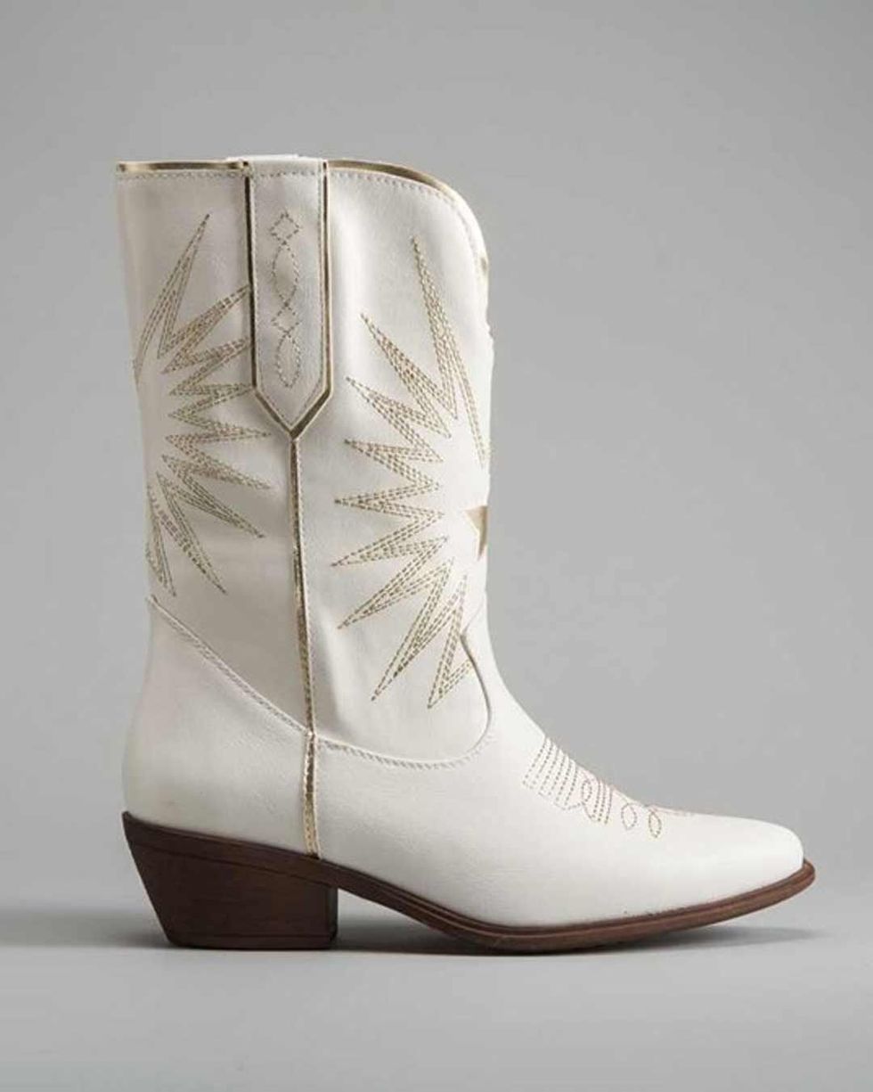 La compra del mes son estas botas cowboy metalizadas que convertirán tus  vestidos boho en vestidos de fiesta