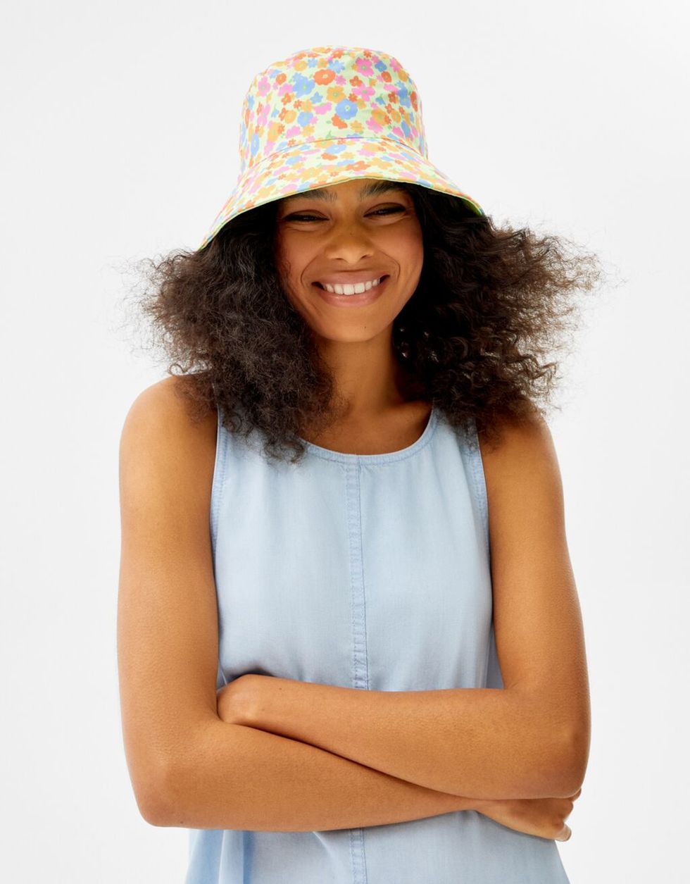 El 'bucket hat' que arrasó en verano vuelve a estar de moda en