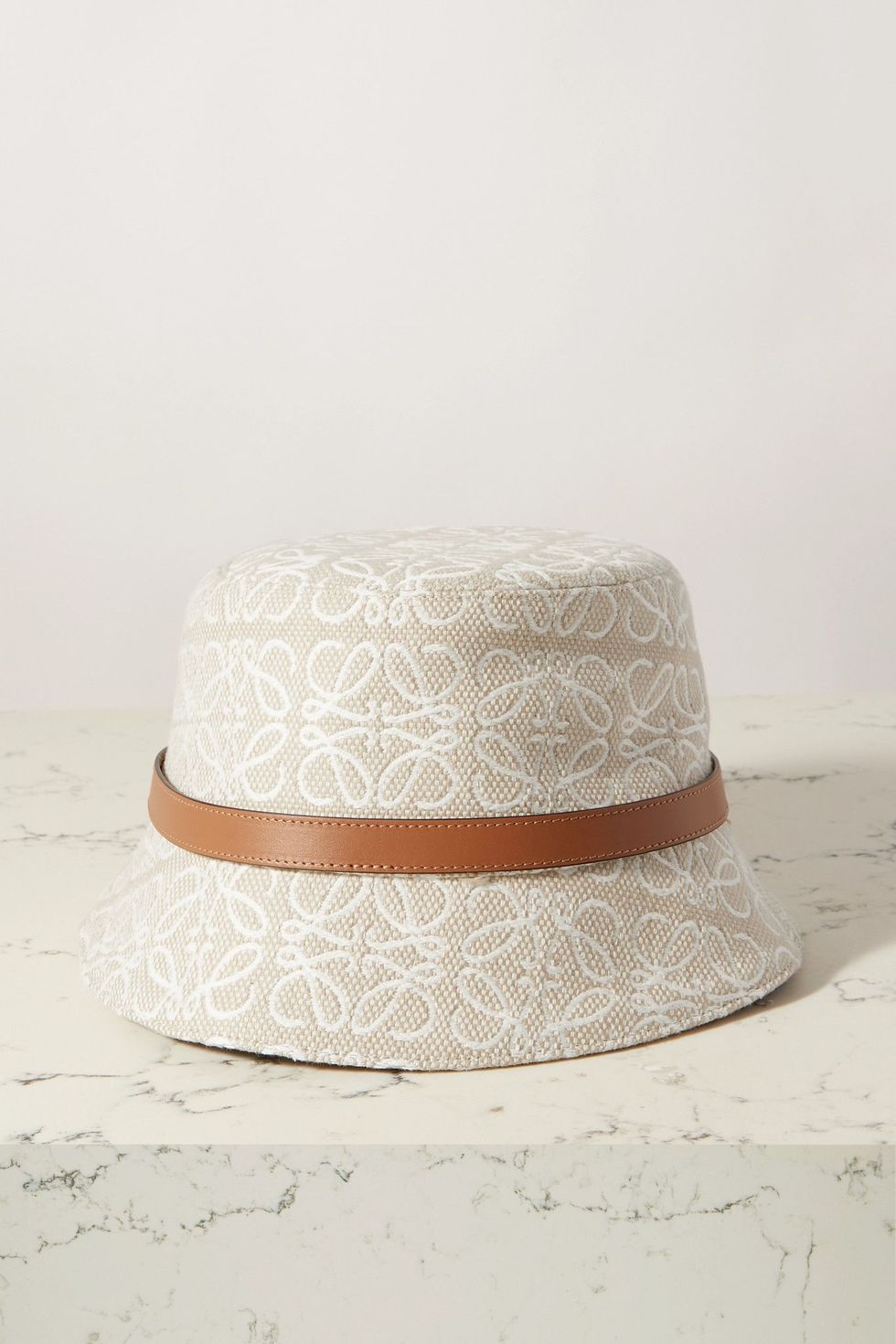 精品漁夫帽推薦：Loewe 皮革緄邊提花帆布漁夫帽