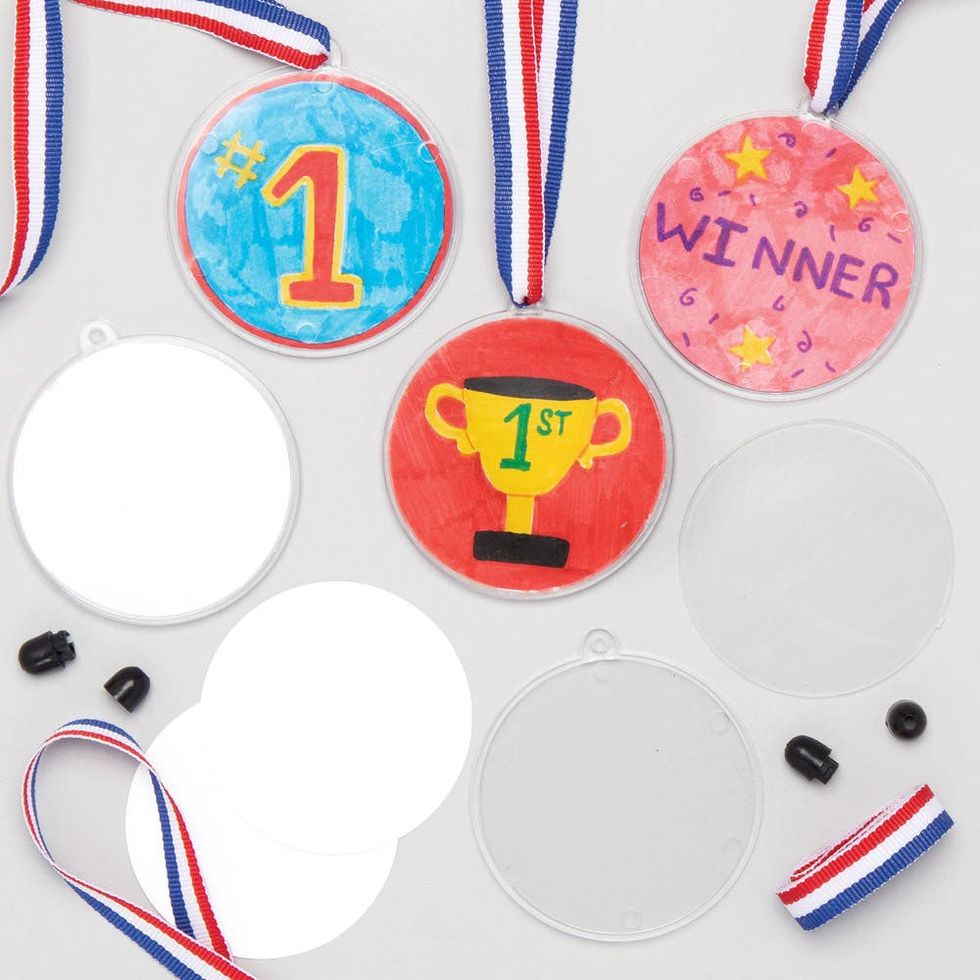 Baker Ross EV592 Self Adhesive Badge Pins - Pack of 20, Perfect for Kids to  Create and Personalise, Ideal for Schools, Craft Groups, Party Crafting