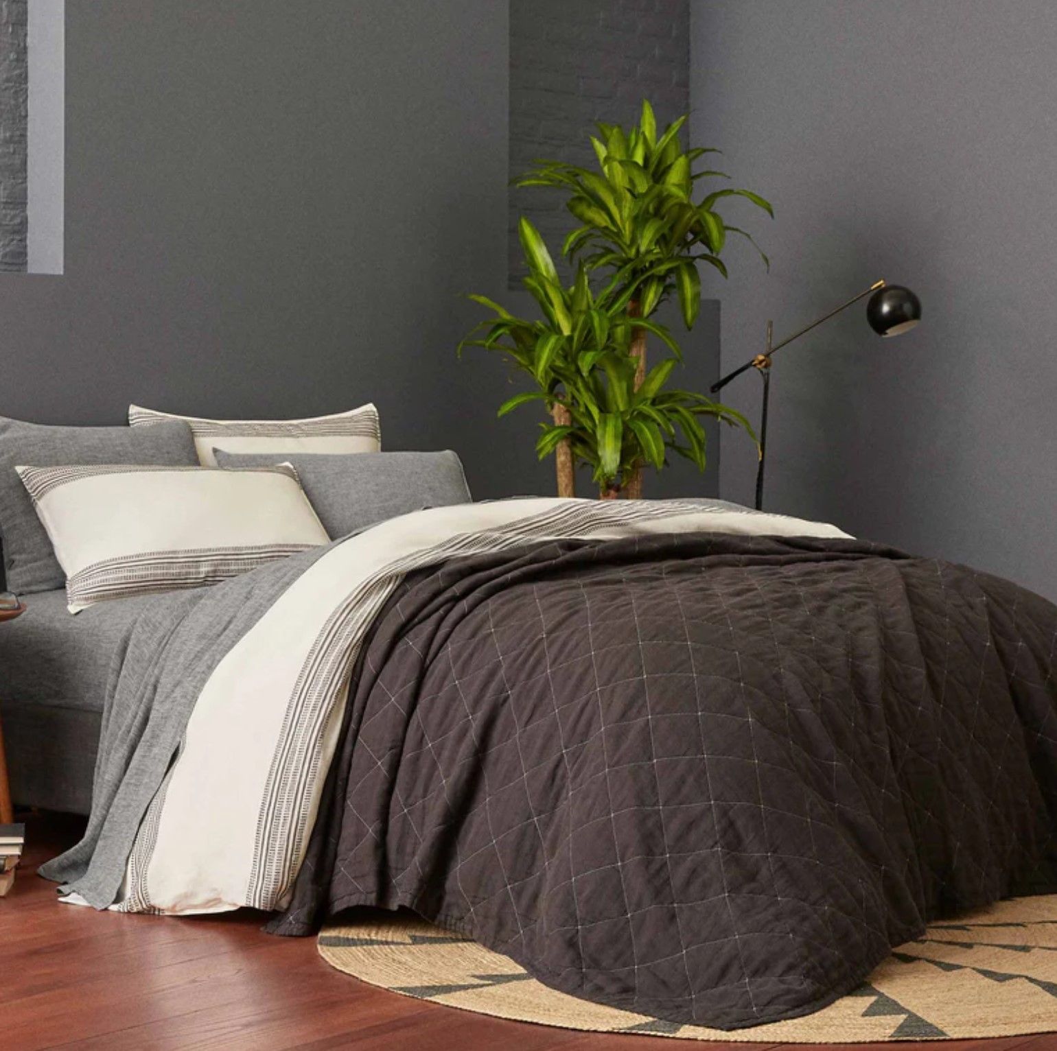 Online bedding store stores