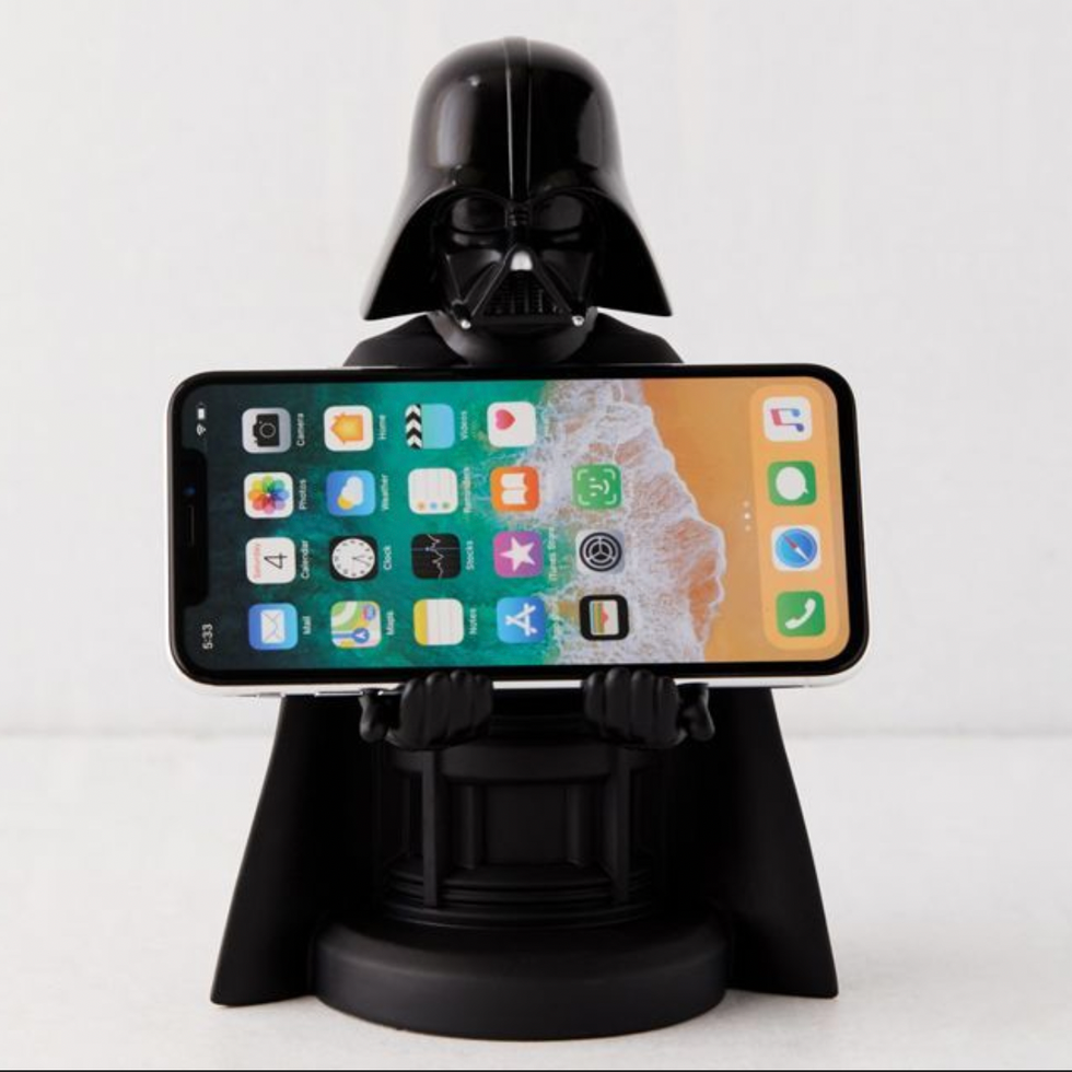 https://hips.hearstapps.com/vader-prod.s3.amazonaws.com/1661784500-darth-vader-device-holder-1661784473.png?crop=1xw:1xh;center,top&resize=980:*