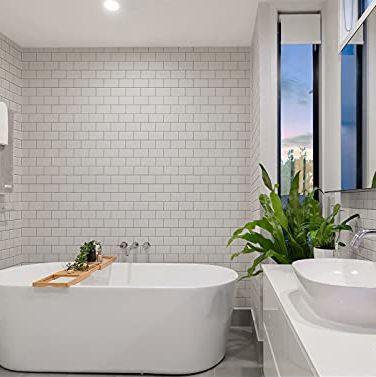 Elegante #baño decorado en color blanco y #suelo #vinílico de