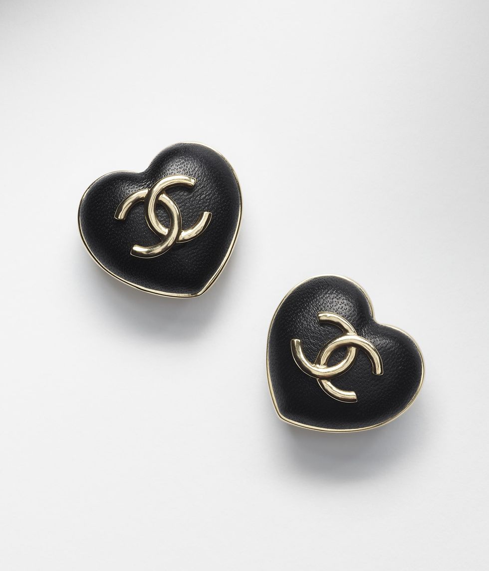 2022 Chanel飾品推薦：Chanel黑色皮革金屬雙C Logo心型耳環