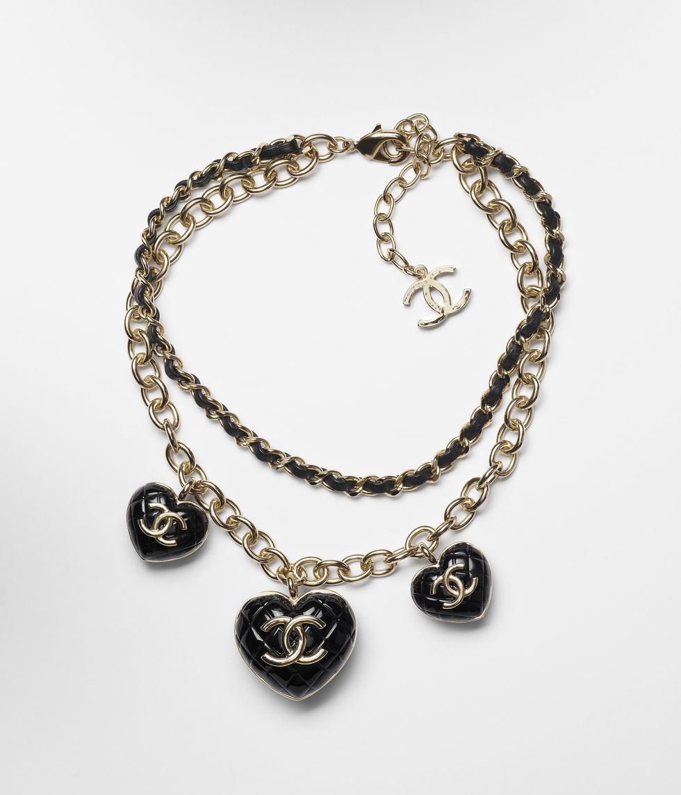2022 Chanel飾品推薦：Chanel金屬心型造型菱格紋雙C Logo皮穿鍊項鍊