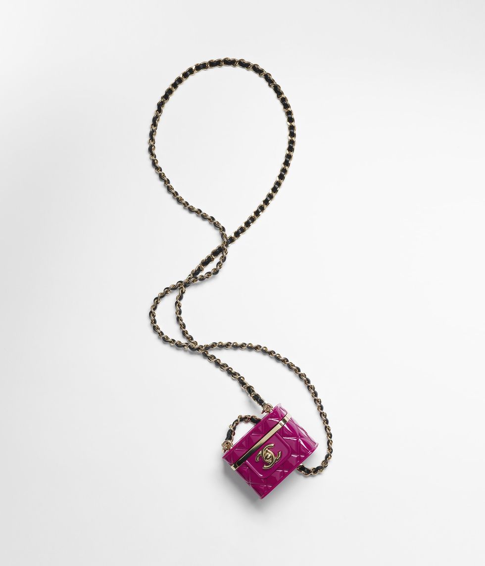 2022 Chanel飾品推薦：Chanel粉紅色金屬菱格紋盒型墜飾皮穿鍊長項鍊