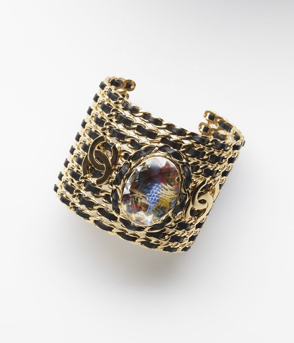 2022 Chanel飾品推薦：Chanel多條金屬皮穿鍊寬版開放式手環飾以斜紋軟呢刺繡寶石 