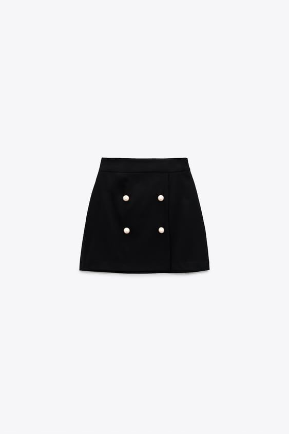 La famosa minifalda negra con más deseada de Zara