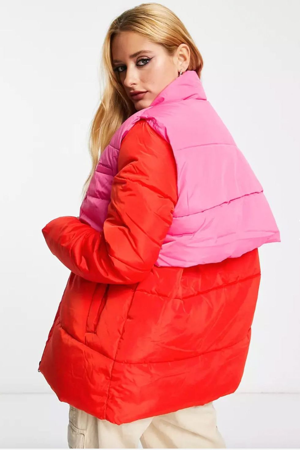 Abrigo acolchado 'color-block' rosa y rojo