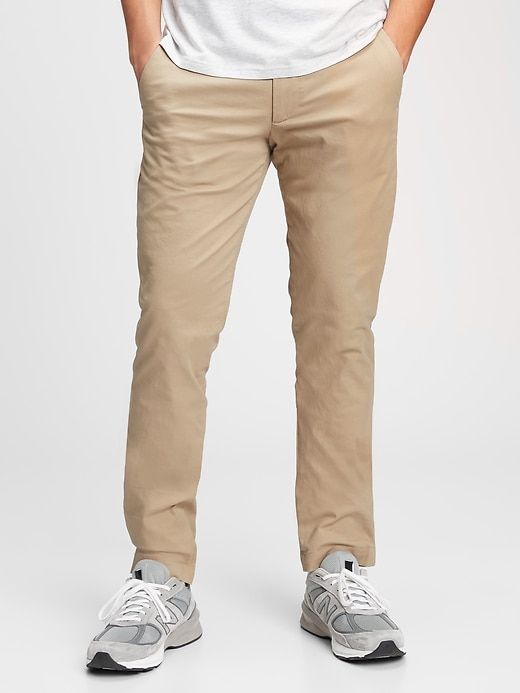 Modern Khakis in Slim Fit 