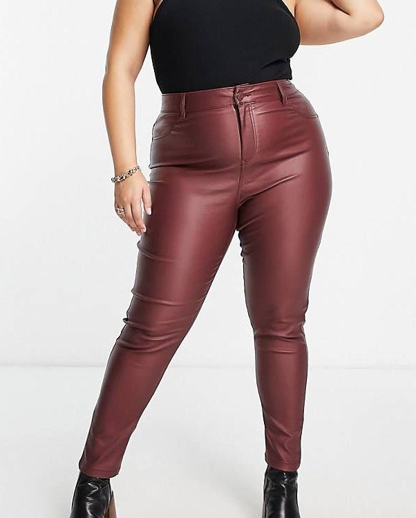Jean skinny dilapisi dalam burgundy Jean skinny dilapisi dalam burgundy