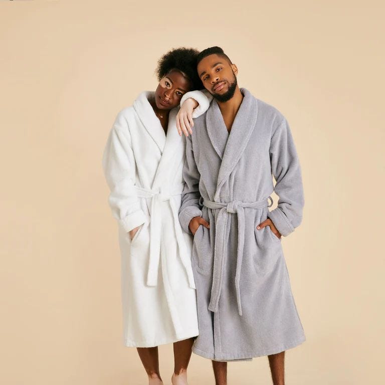 https://hips.hearstapps.com/vader-prod.s3.amazonaws.com/1670428245-bkl-21-12-2022q2towelsrobe-lifestyle-bath-robe-sp-whitesmoke-group-392x-11fc8c8b-7623-4371-ae50-75a3e9d4b5fd-768x-progressive-1670428235.jpg?crop=1xw:1xh;center,top&resize=980:*