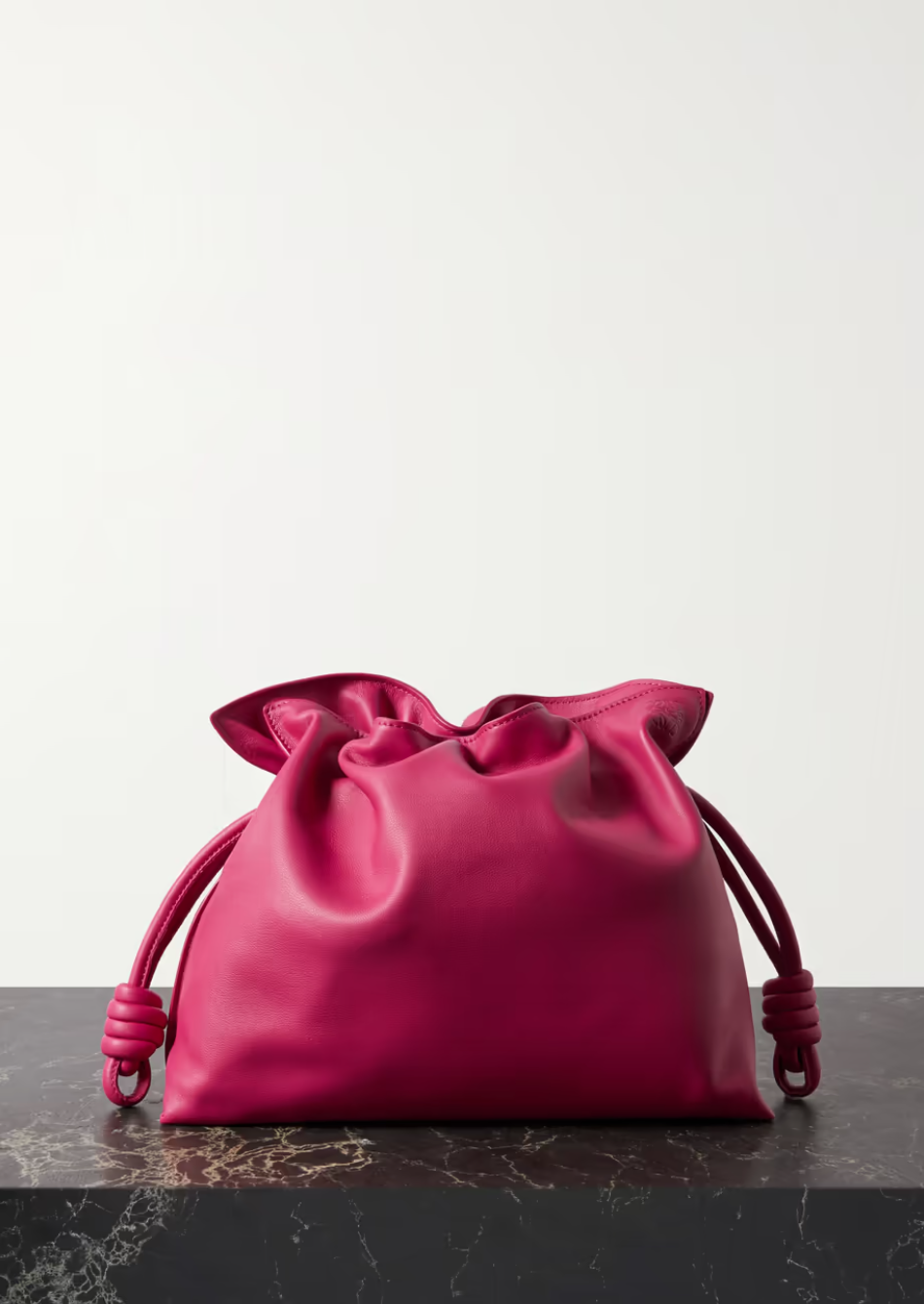Pantone 2023年度代表色「Viva Magenta萬歲洋紅」包款推薦：Loewe Flamenco抽繩設計肩背包