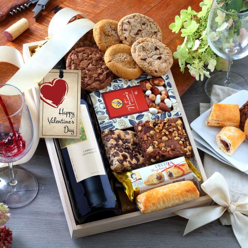 https://hips.hearstapps.com/vader-prod.s3.amazonaws.com/1671550100-valentines-day-wine-gift-tray.jpg?crop=1xw:1.00xh;center,top&resize=980:*