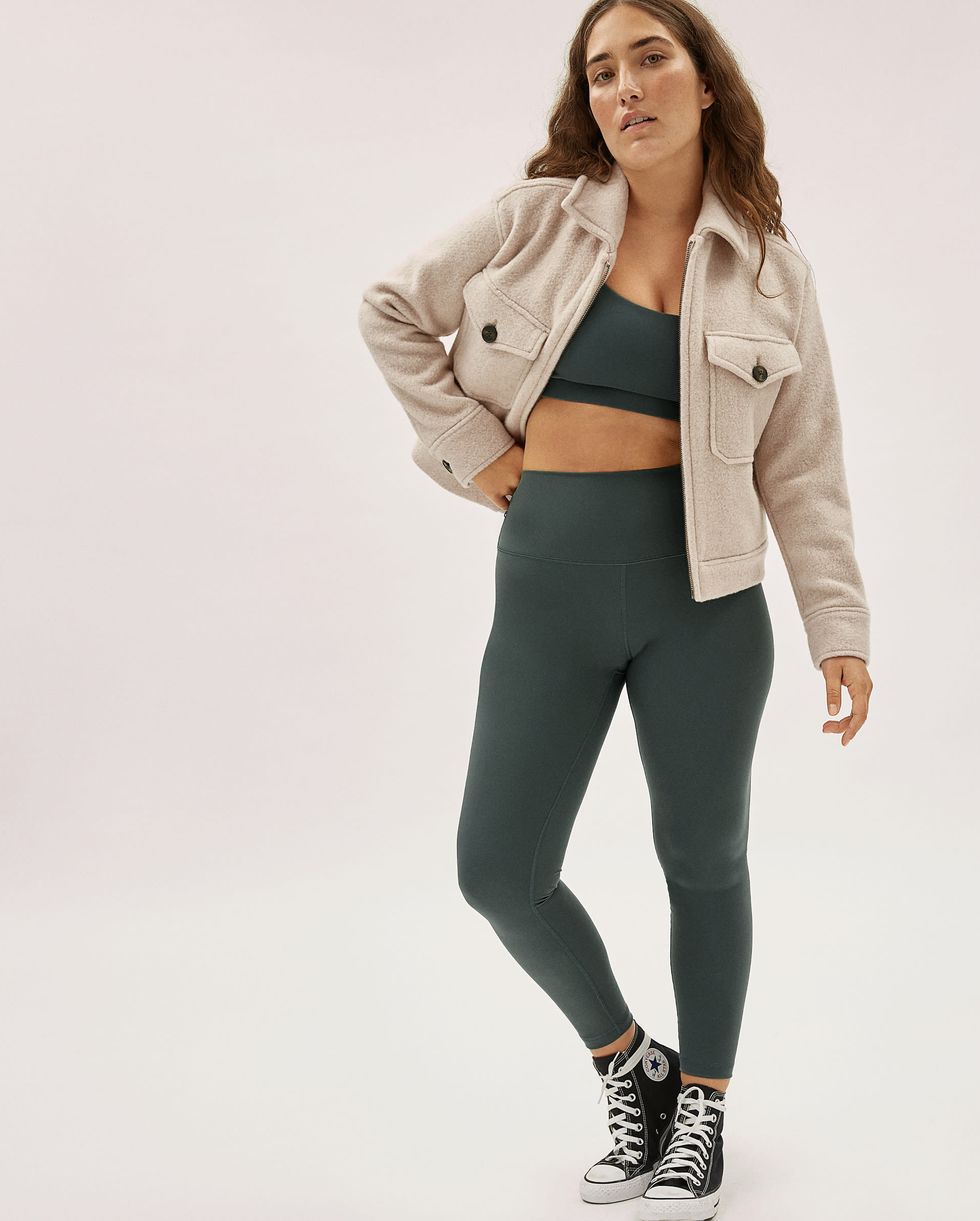 15 Cute Hiking Outfits To Wear On Nature Walks  Cute hiking outfit, Green  high waisted leggings, Hiking outfit women