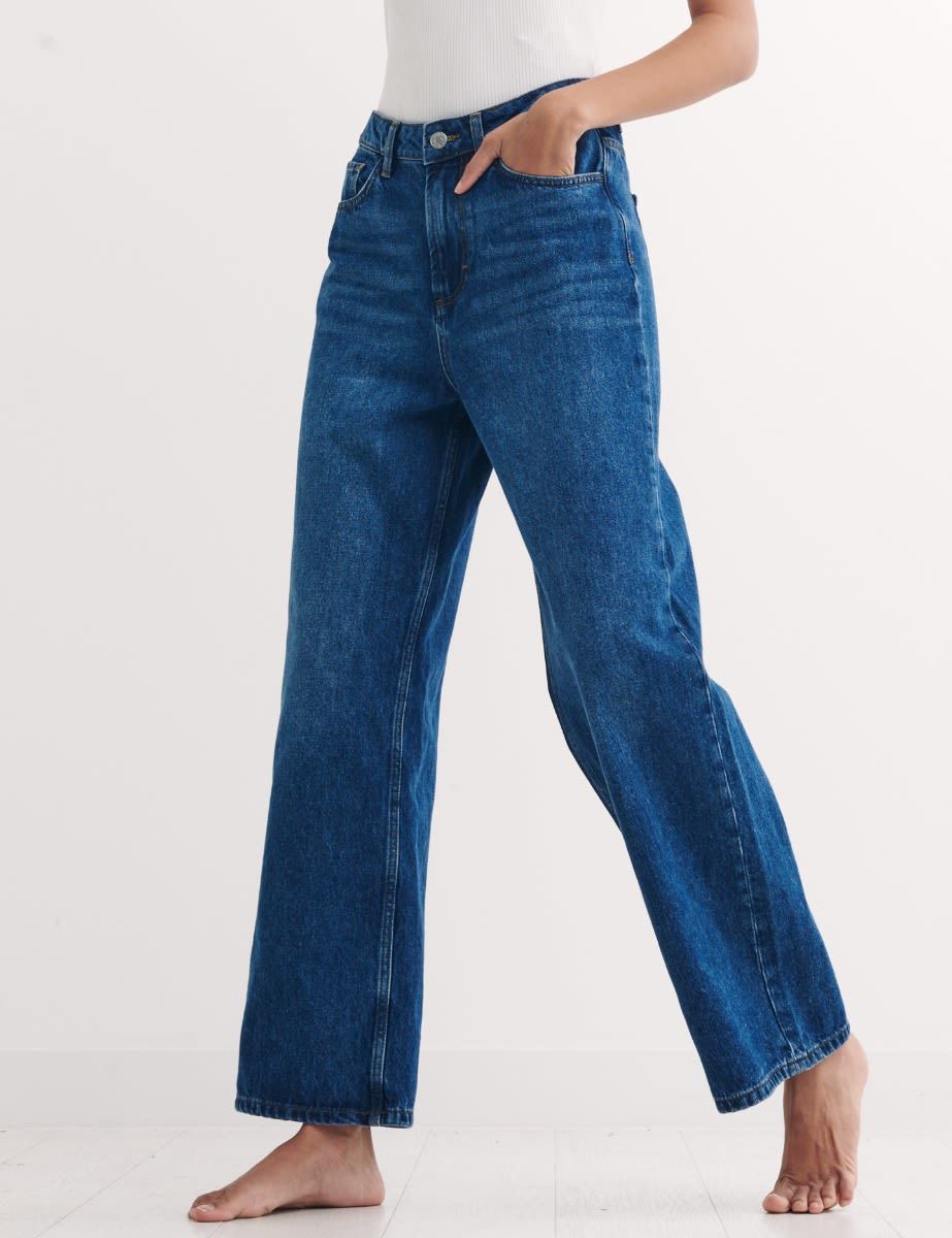 holly willoughby mom jeans