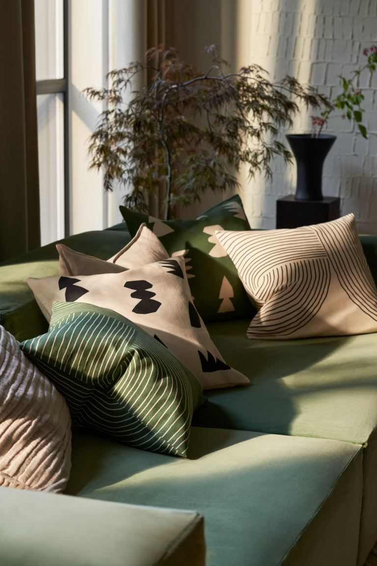 H&m hotsell green cushion