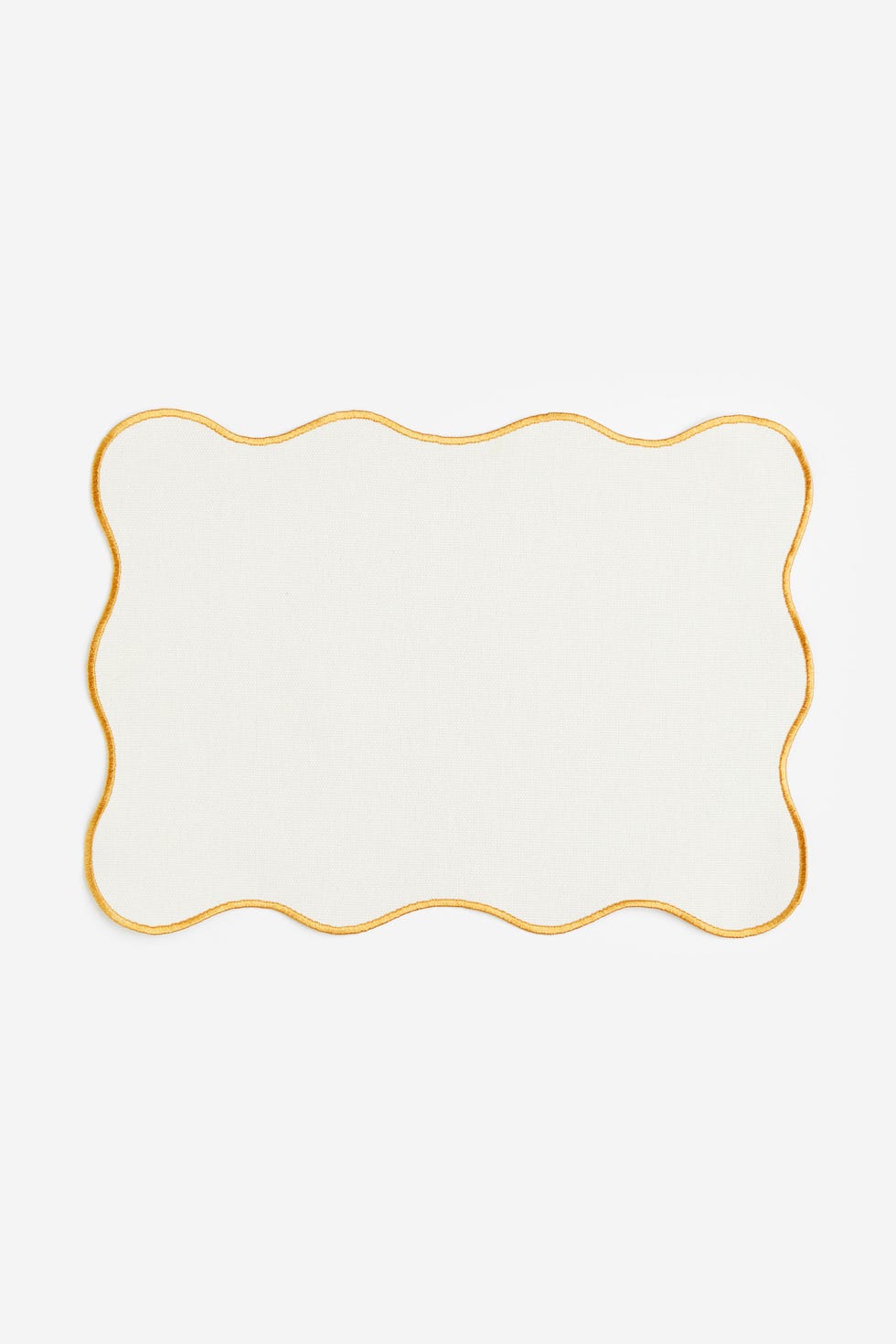 Scallop-edged place mat
