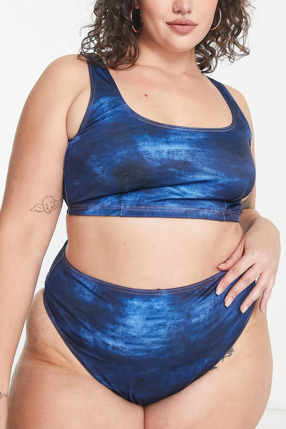 Atasan bikini crop leher persegi dalam dengan motif tie dye biru Atasan bikini crop leher persegi dalam dengan motif tie dye biru