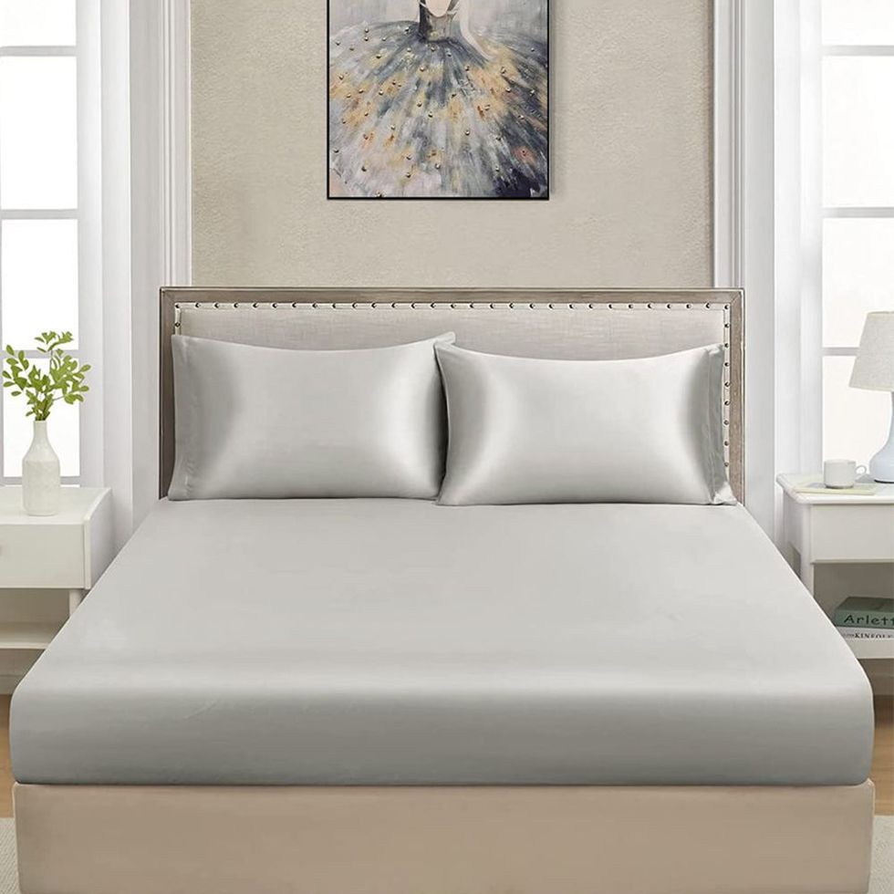 https://hips.hearstapps.com/vader-prod.s3.amazonaws.com/1676665741-silk-silky-19momme-mulberry-silk-seamless-fitted-sheet-without-pillowcases-1676665735.jpg?crop=1xw:1xh;center,top&resize=980:*