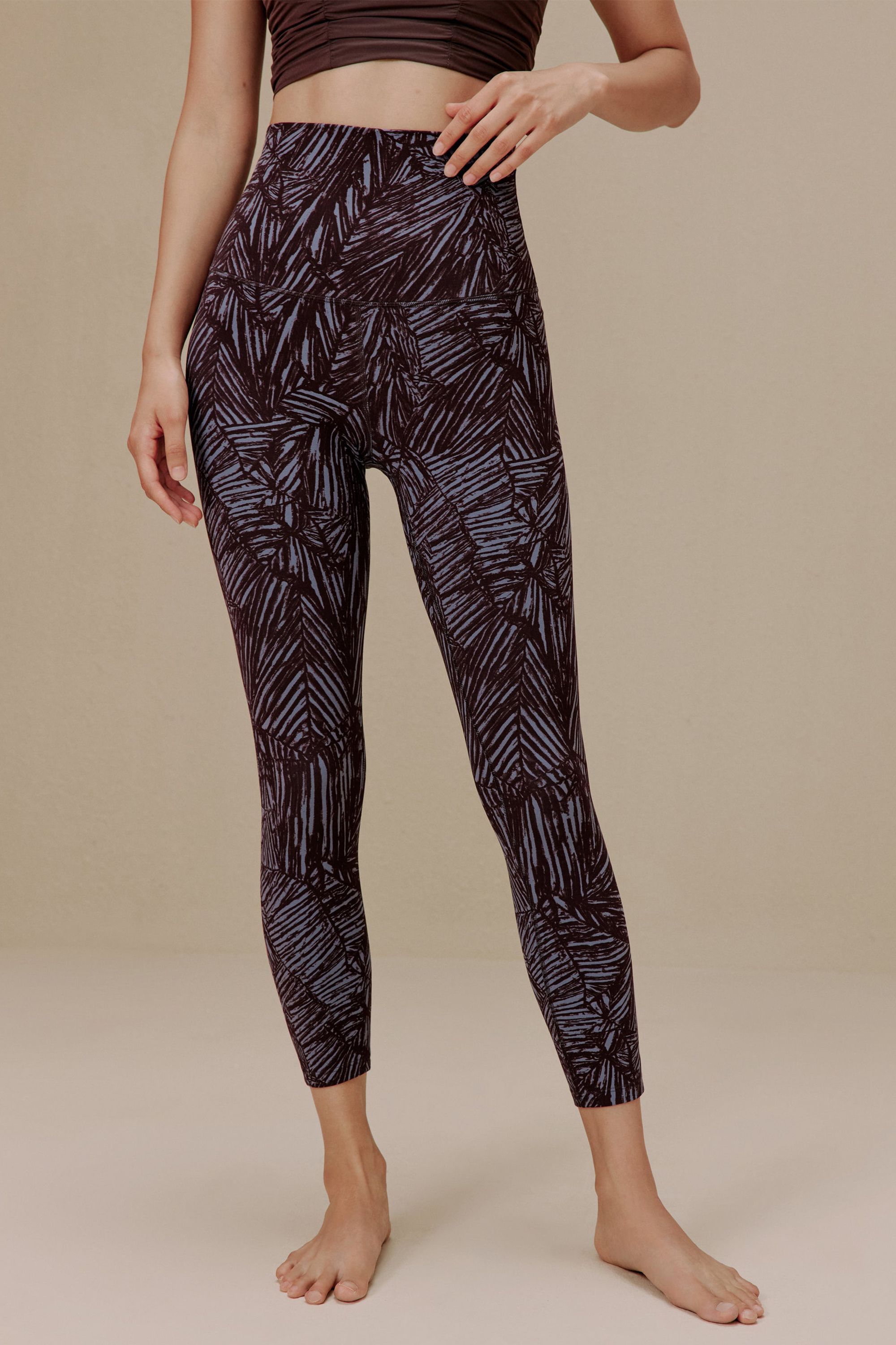 The Alo Yoga Airbrush Leggings Are Travel Writer Approved