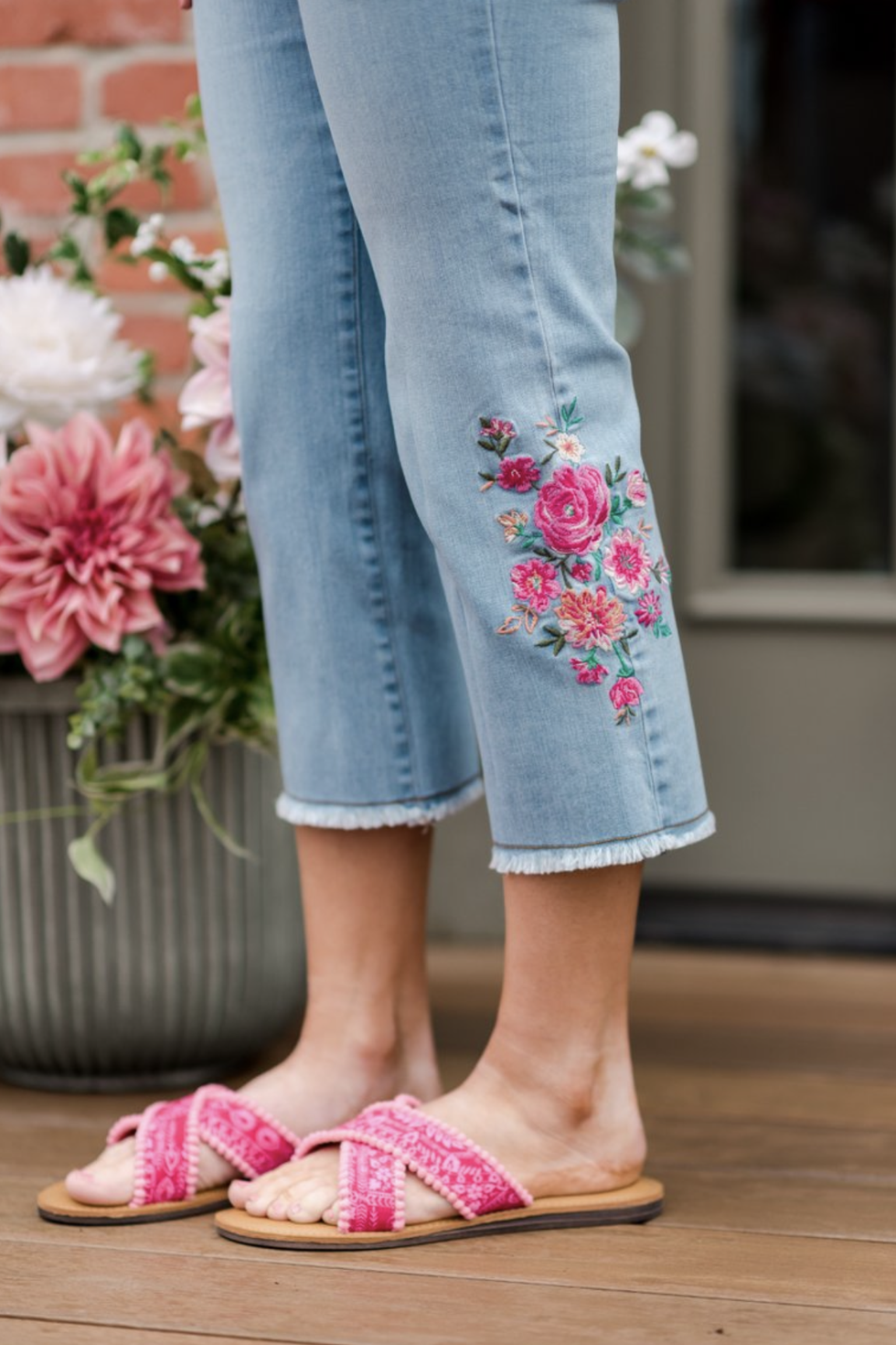 The Pioneer Woman Embroidered Cropped Jeans Light Wash