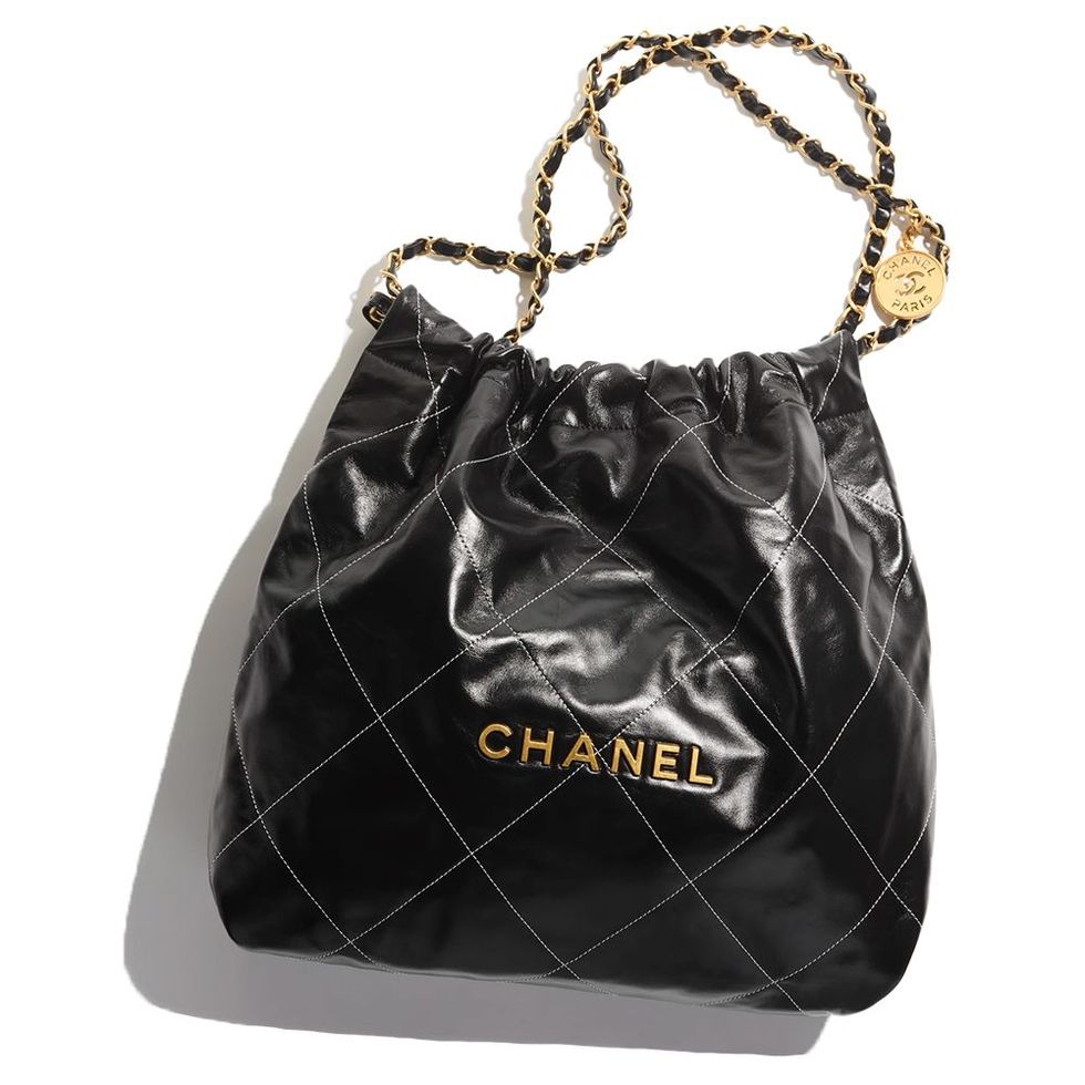 Jennie相似包款推薦：Chanel 22黑色皮穿鍊肩背包