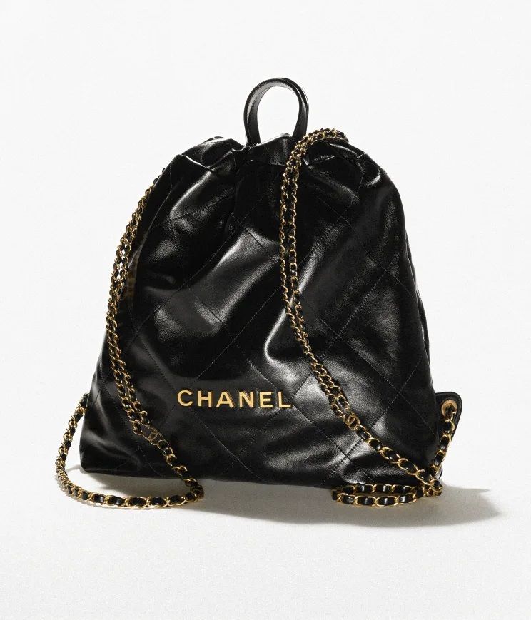 Jennie相似包款推薦：Chanel 22黑色皮穿鍊後背包